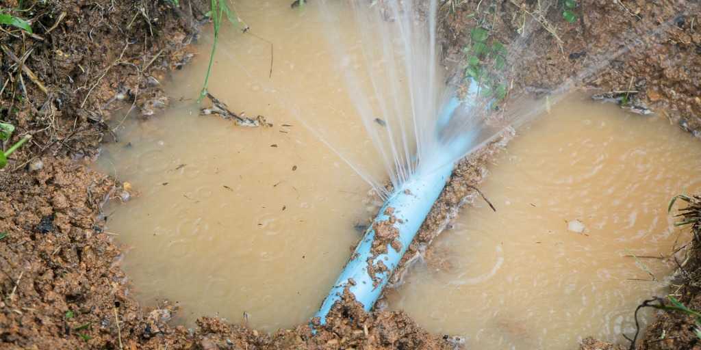 نشتی آب از مشکلات سیستم آبیاری